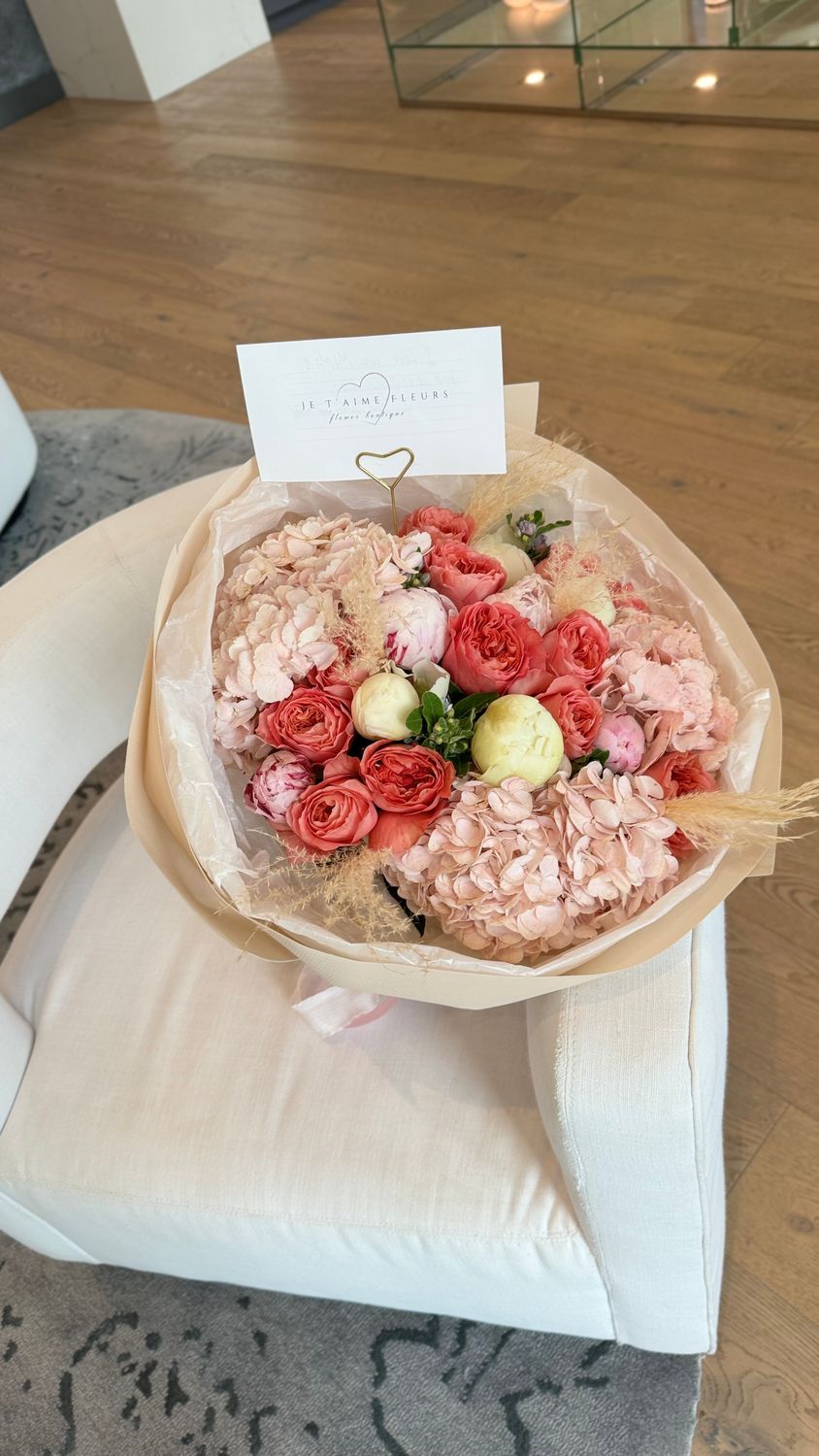 Luxury bouquet with coral garden roses, peonies, hydrangeas, and tweedia in kraft paper – Je T’aime Fleurs
