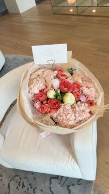 Luxury bouquet with coral garden roses, peonies, hydrangeas, and tweedia in kraft paper – Je T’aime Fleurs
