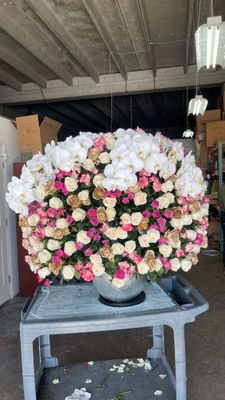 Luxury vase with cream, golden, pink roses and white orchids – Je T’aime Fleurs