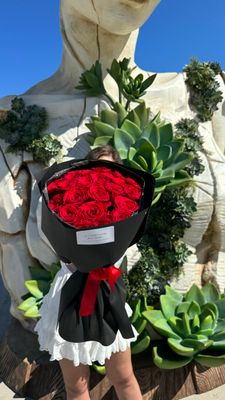 Luxury bouquet with red roses in black designer wrapping – Je T’aime Fleurs Miami &amp; Naples
