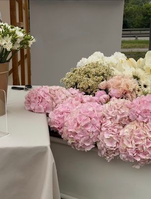 
White orchid arrangement – Je T’aime Fleurs Miami &amp; Naples