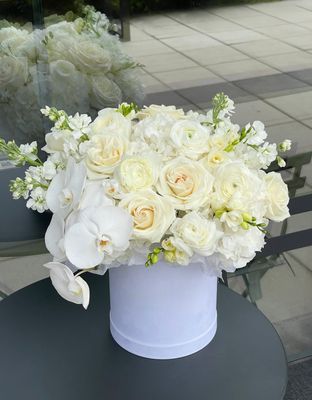 Luxury white flower arrangement with orchids, roses, gardenias, and ranunculus – Je T’aime Fleurs Miami &amp; Naples
