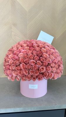 Amarose floral arrangement with Rosa Hermosa roses – Je T’aime Fleurs Miami &amp; Naples
