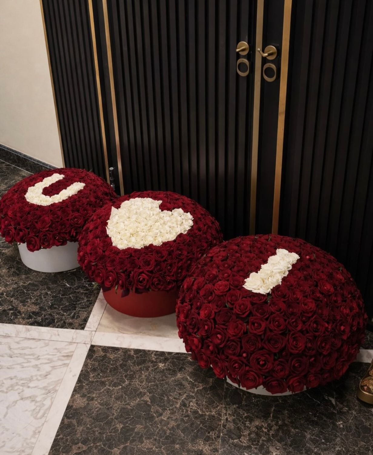 Luxury I Love You rose box set with 750 roses in Miami and Naples