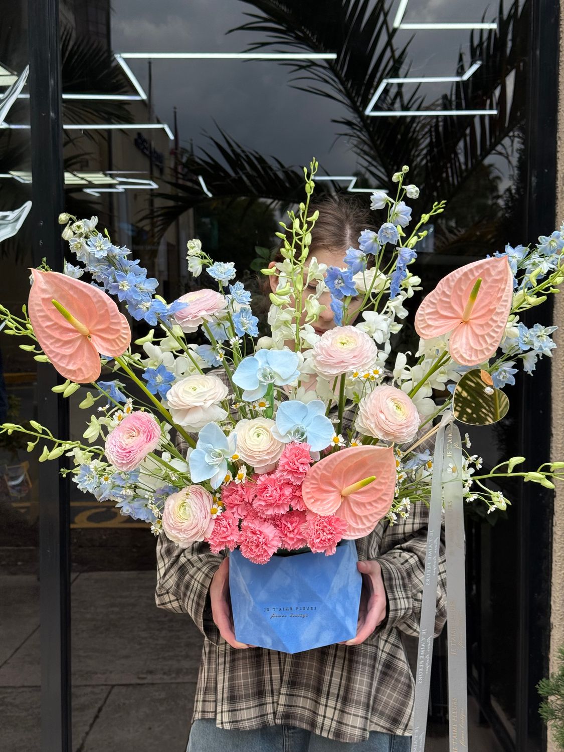 Luxury flower box with fresh seasonal premium flowers by Je T’aime Fleurs, elegant modern floral arrangement in gift box