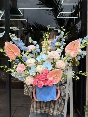 Luxury flower box with fresh seasonal premium flowers by Je T’aime Fleurs, elegant modern floral arrangement in gift box