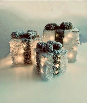 LED Geschenke Boxen mit Deko-Schnee 3er Set grün