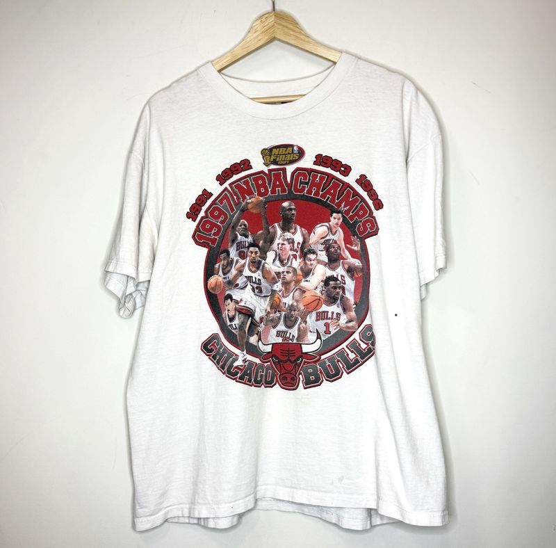 (FINAL SALE) VINTAGE 1997 Bulls Tee