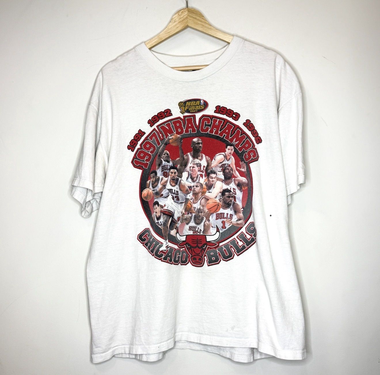 (FINAL SALE) VINTAGE 1997 Bulls Tee, Size: L
