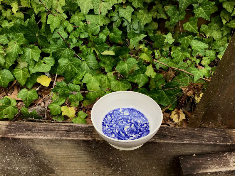 snack bowl with dark blue floral Details