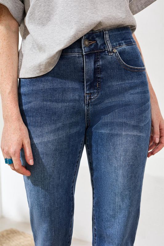 PETITE SOPHIA CURVY STRAIGHT LEG JEANS
