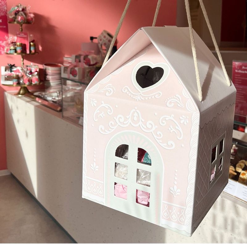 Kleines gefülltes Weihnachtshäuschen Kleines gefülltes Weihnachtshäuschen