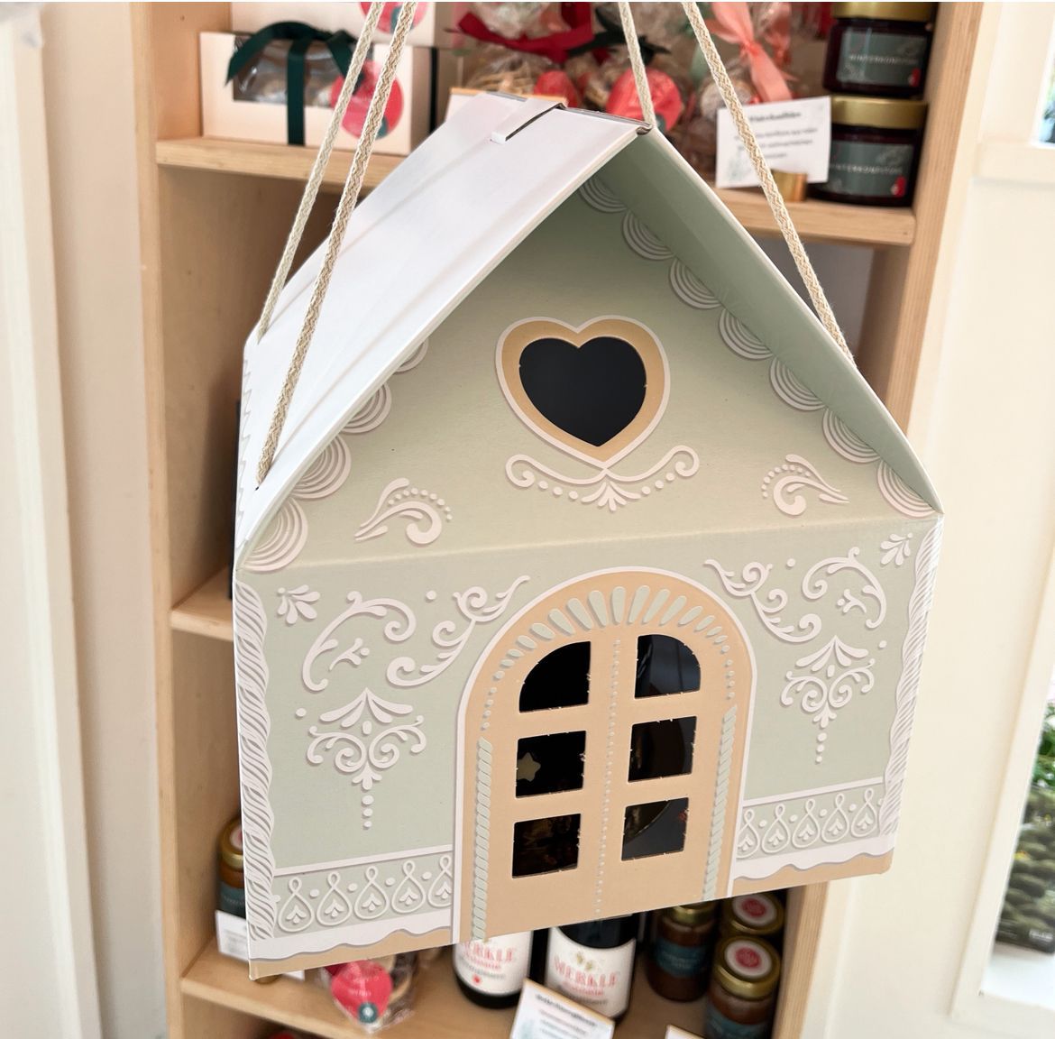 Großes gefülltes Weihnachtshäuschen