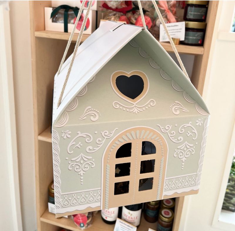 Großes gefülltes Weihnachtshäuschen Großes gefülltes Weihnachtshäuschen