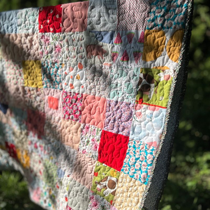 Narzuta patchworkowa dziecięca z ubranek Memory Quilt
