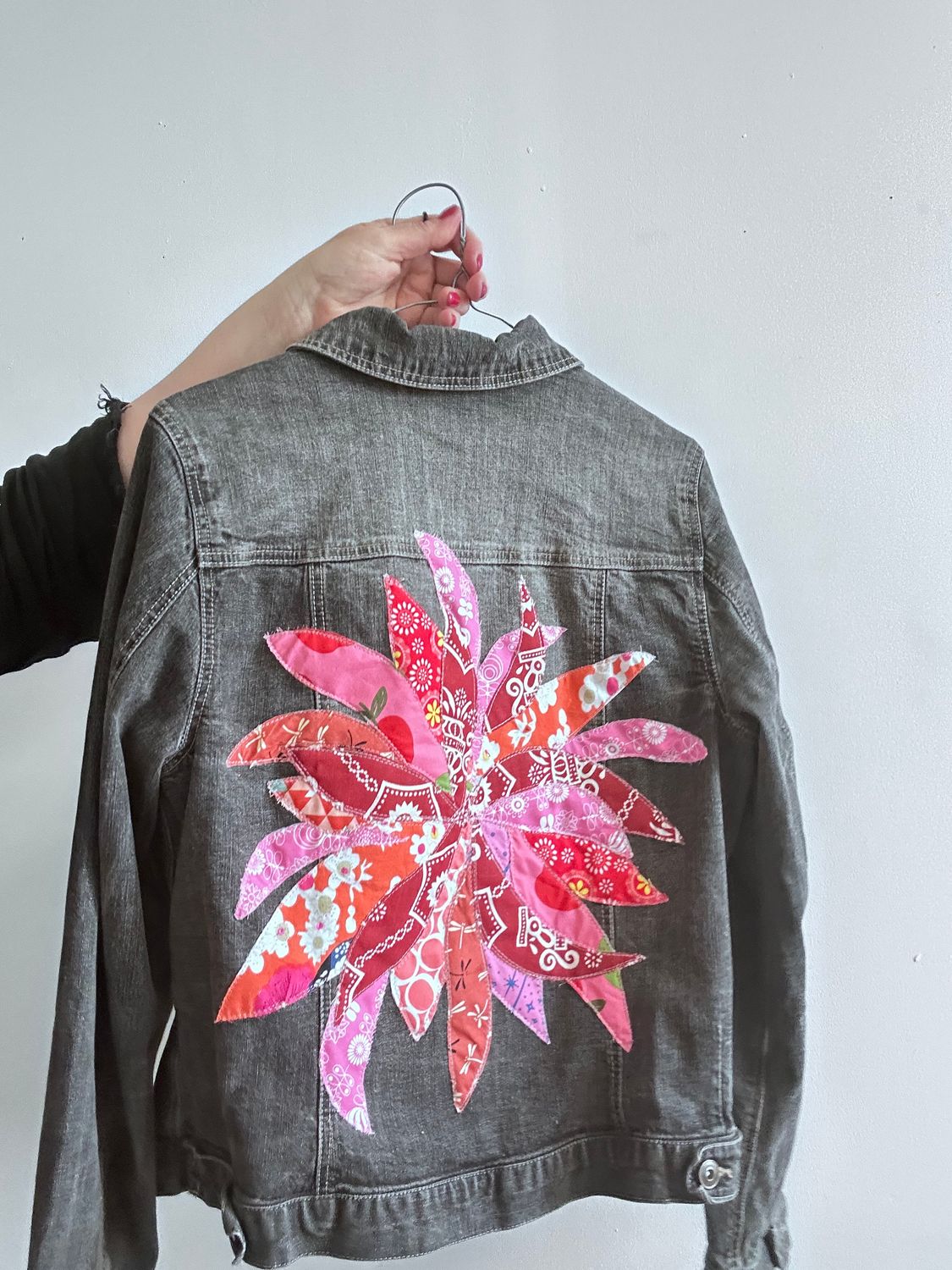 Kurtka jeansowa z patchworkową aplikacją Flower