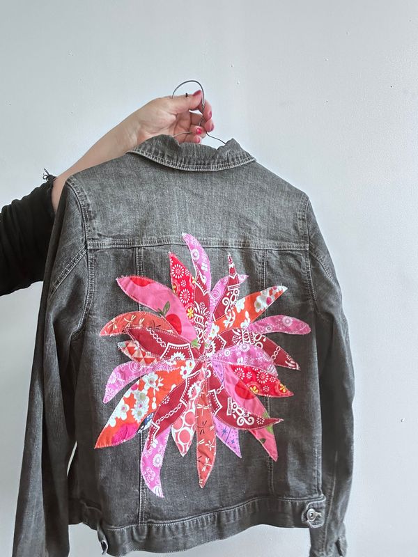 Kurtka jeansowa z patchworkową aplikacją Flower