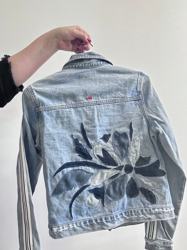 Kurtka jeansowa z jeansową aplikacją Flower