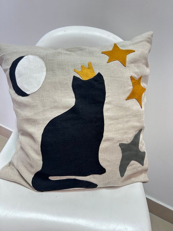 Poduszka lniana z aplikacją Czarny Kot Król