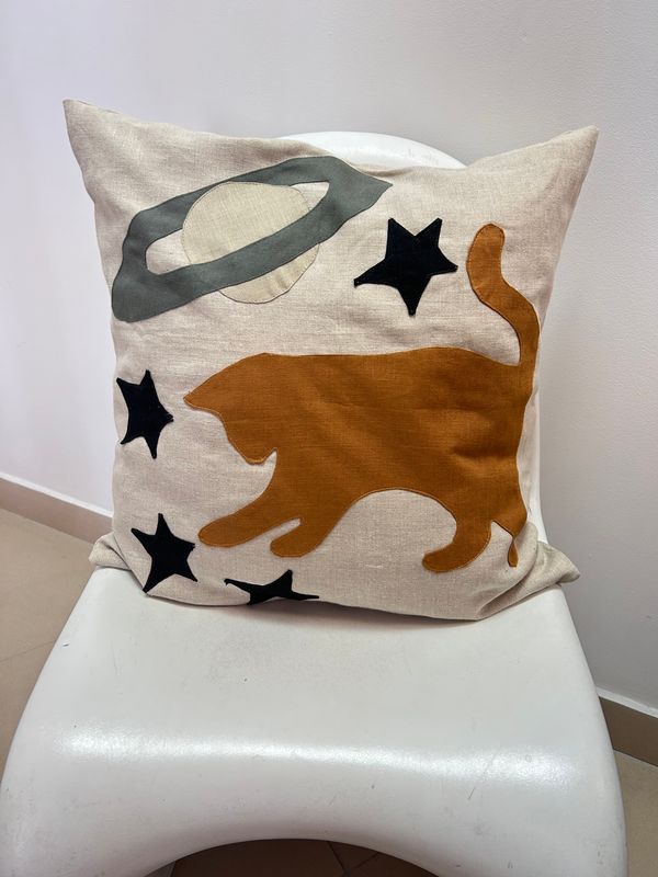 Poduszka lniana z aplikacją Rudy Kot w kosmosie