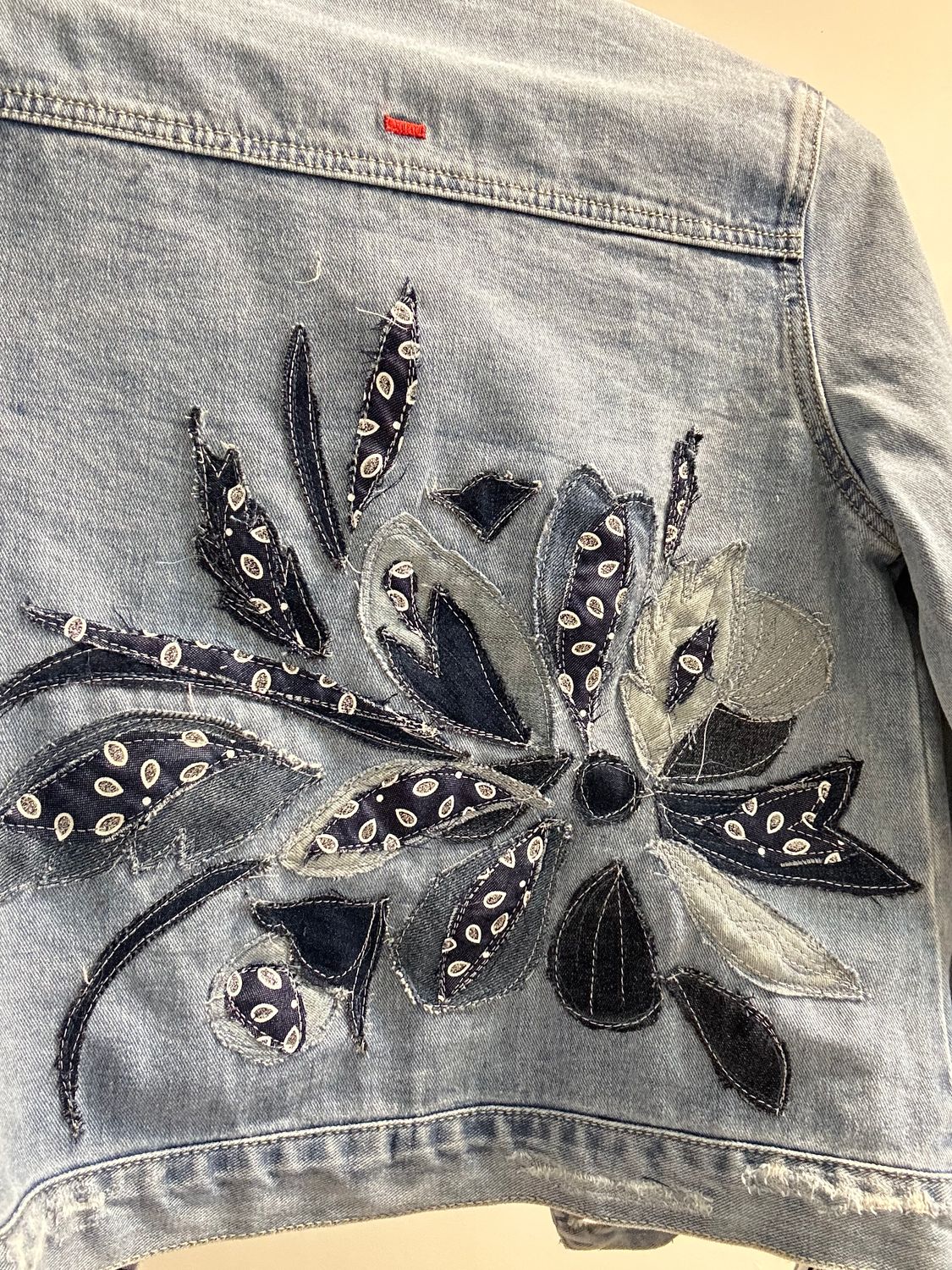 Kurtka jeansowa z jeansową aplikacją Flower