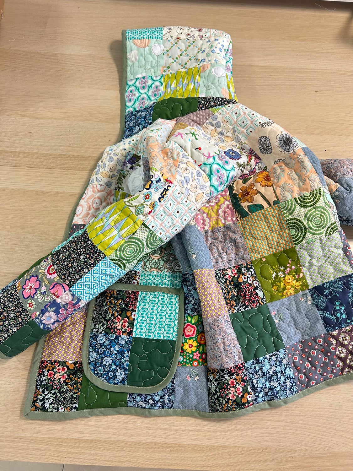 Kurtka patchworkowa pikowana z kapturem w zieleniach