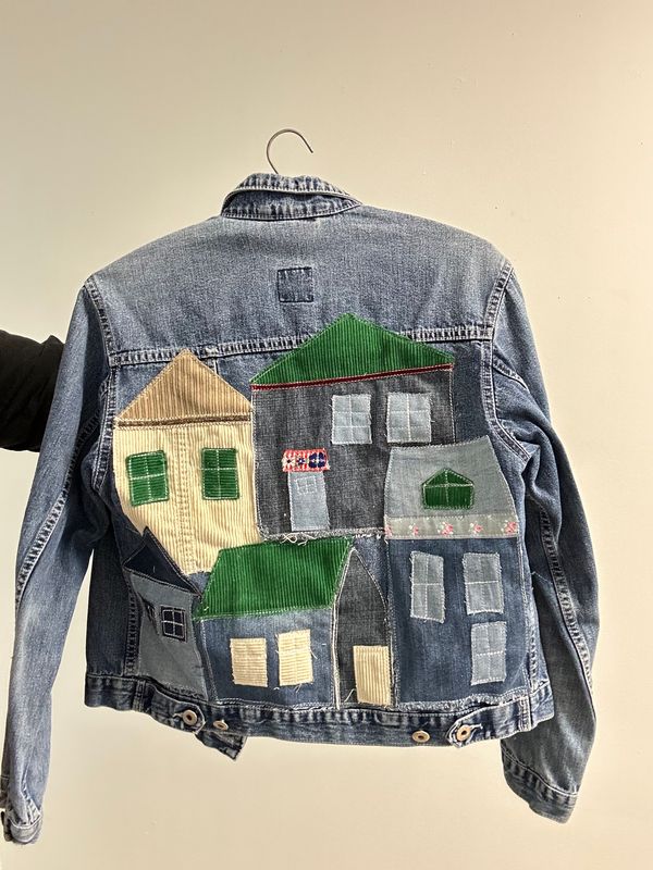 Kurtka jeansowa z aplikacją Domki