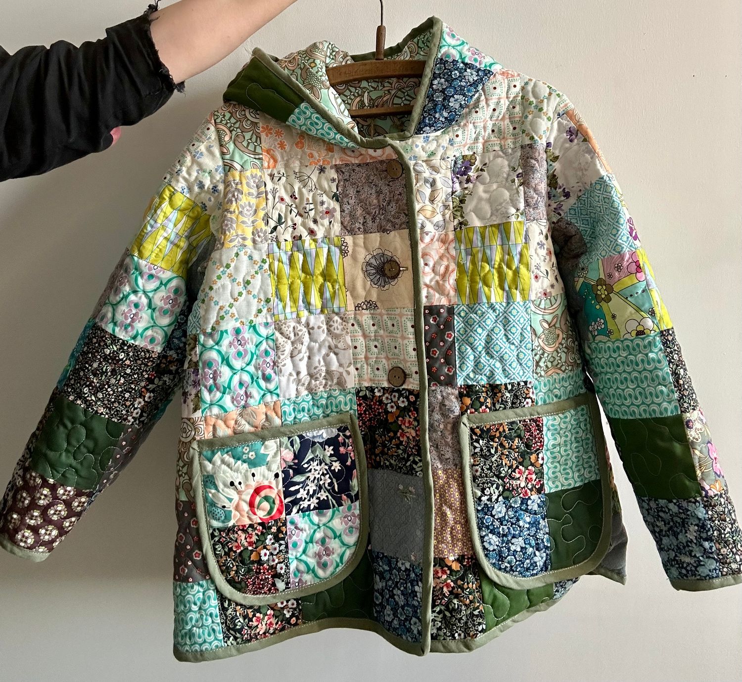 Kurtka patchworkowa pikowana z kapturem w zieleniach