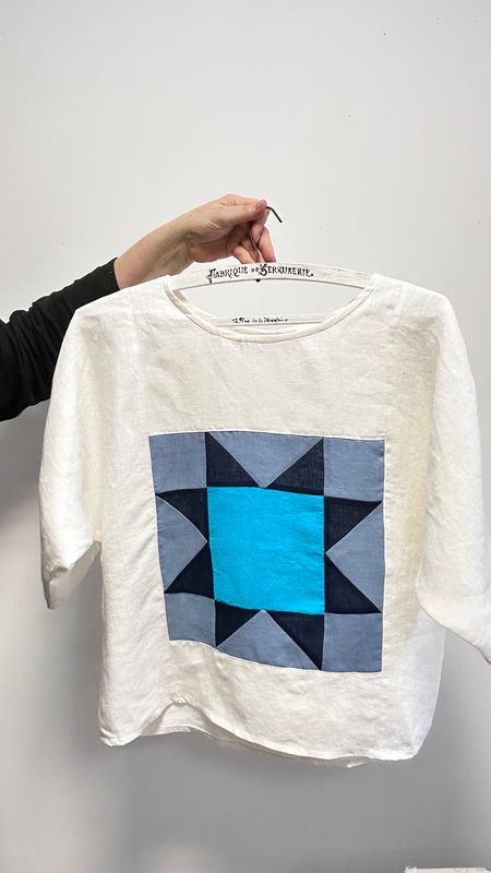 Lniana, biała bluzka z patchworkową gwiazdą w kolorach turkus, niebieski i granatowy. Tunika lniana handmade