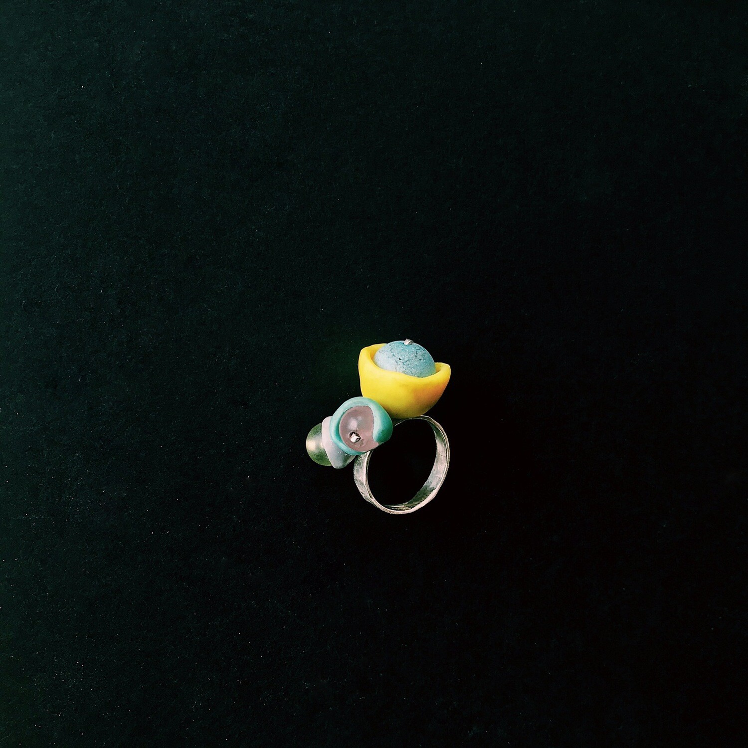 Серебряное кольцо с тремя шариками: бирюза и два стеклянных шарика в пластике.