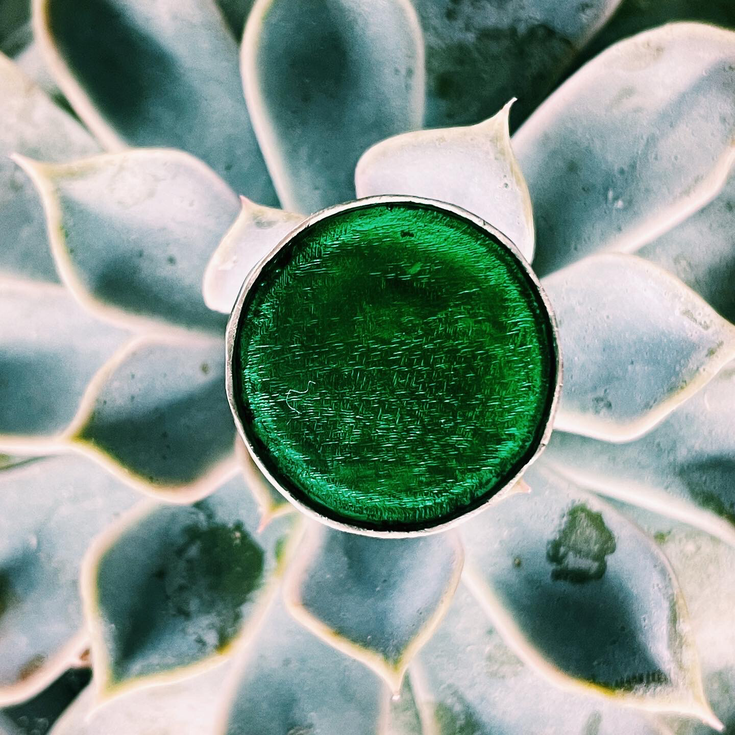 Кольцо с зелёной эмалью