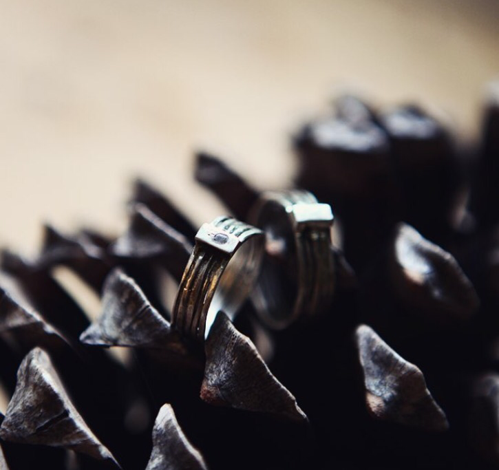 Обручальные кольца из пяти тоненьких колечек с камнем