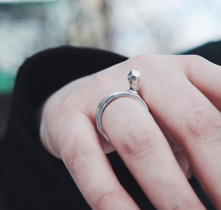 Серебряное толстое кольцо с серебряным кристаллом 