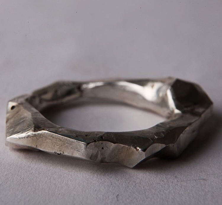 Серебряное кольцо с гранями 