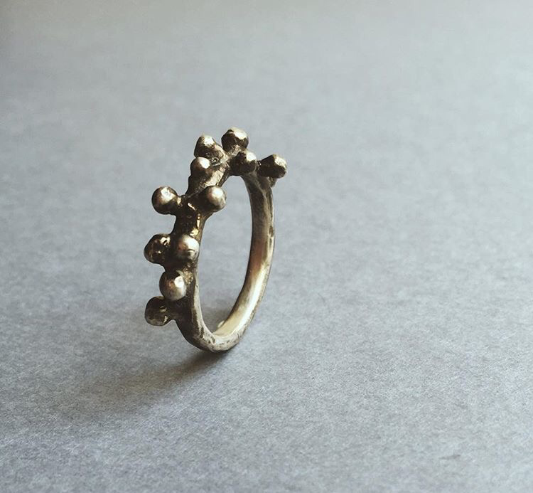 Серебряное кольцо с пупырышками и патинированием 