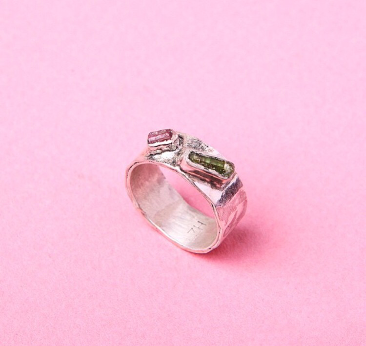 Серебряное широкое кольцо с двумя камнями 