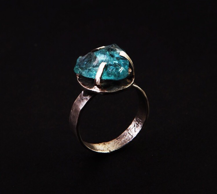 Серебряное кольцо с крупным камнем в "лапках"