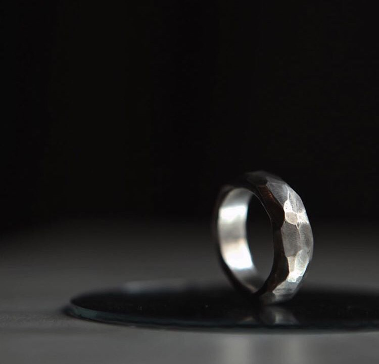 Широкое серебряное кольцо с гранями