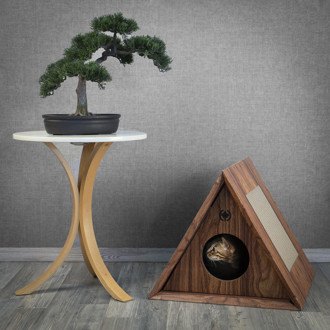 Kratzmöbel Triangle House · walnuss · Höhle für Katzen