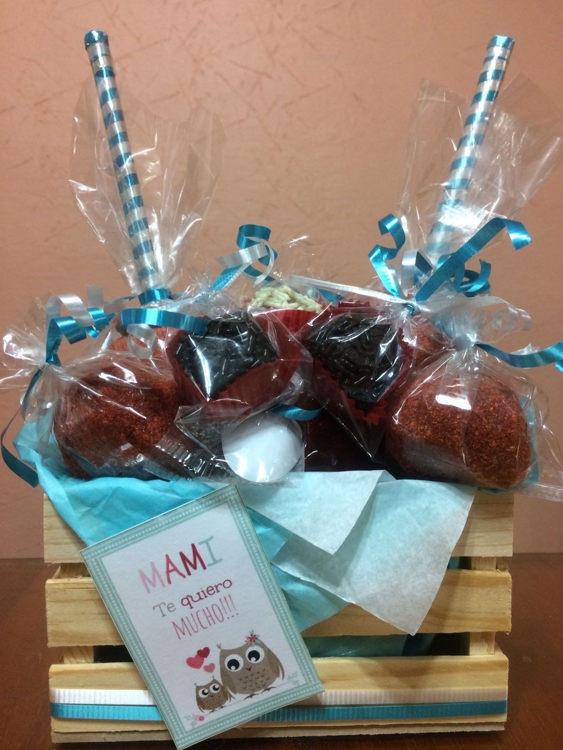 Huacal Chico con 2 Chamolis (tamarindo relleno de gomitas y chamoy), 1 Chamoyado (gomitas con chamoy), 2 Manzanas cubiertas con chamoy y 3 trufas envinadas.