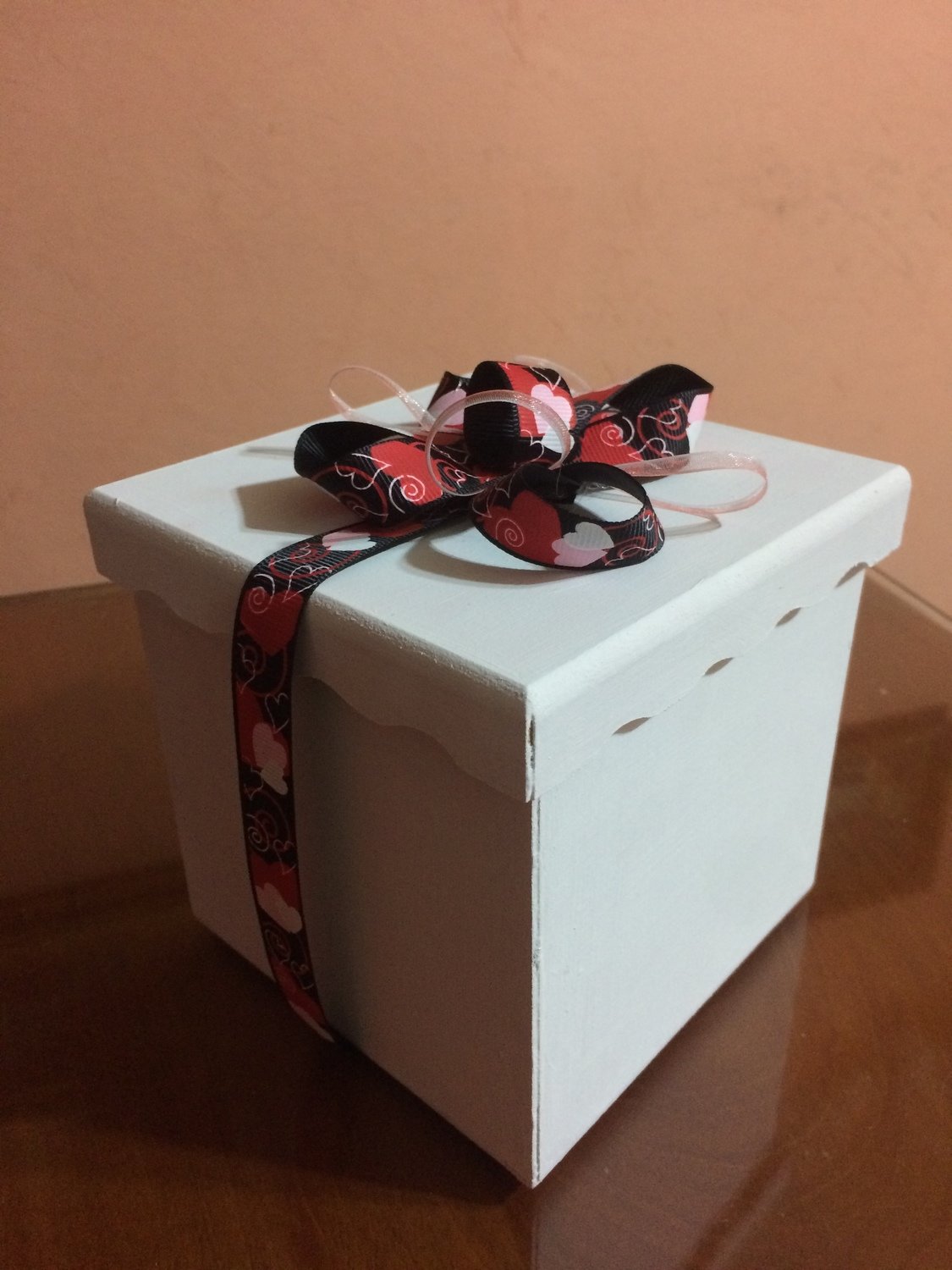 Caja de Madera con 10 Chamolis (tamarindo relleno de gomitas y chamoy)