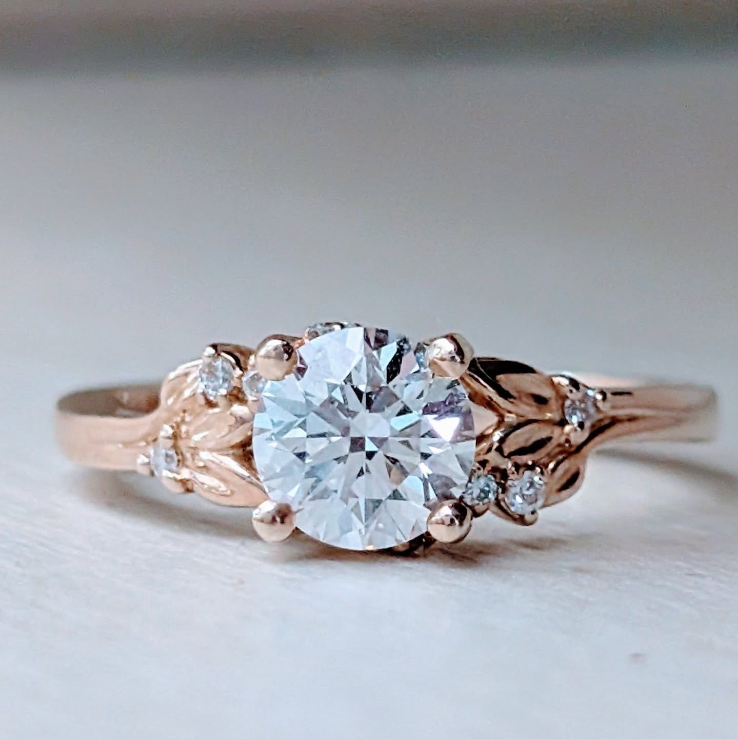 1.00 Carat F, VS2 Round Diamond in Leaf Accent Nature Design Yellow Gold Ring Size 6.75