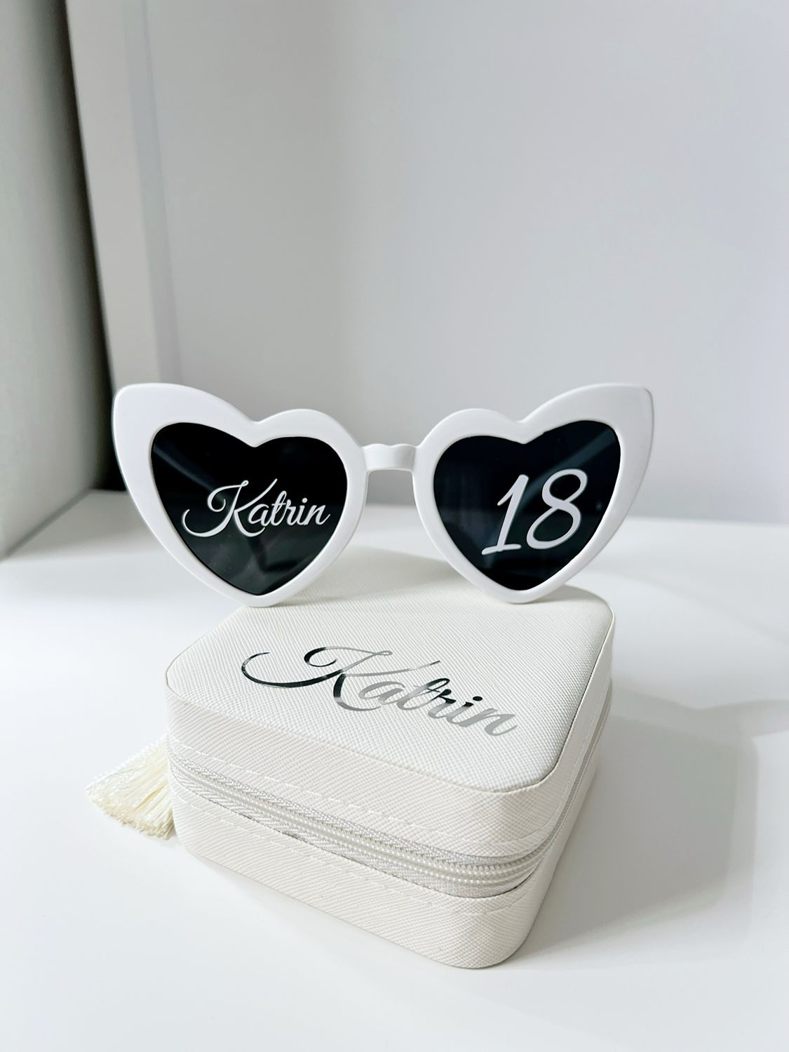 Bella Disaini kingikomplekt ehtekarp ja päikeseprillid, ehtelaegas, nimeline ehtekarp, personaliseeritud ehtekarp, kingitus, kingiidee, kingitus tüdrukutele, kingitus lastele, kingitus neidudele, ehtekarp tüdrukutele, laste ehtekarp.