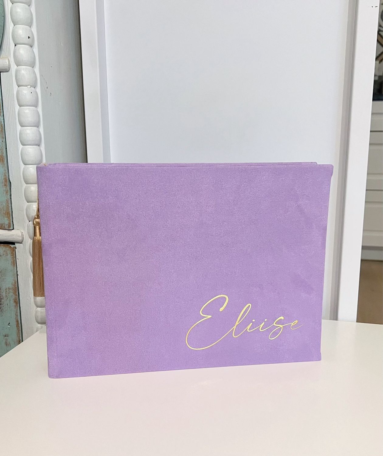 Pehme album, fotoalbumid, käsitöö fotoalbum, nimeline fotoalbum, albumid, pildialbumid, pärgamentlehtedega fotoalbum. Pehme sametine fotoalbum raamatuköites, käsitööna valmistatud. Säilitage oma kõige kallimad hetked kaunilt kujundatud, käsitööna valminud personaliseeritud fotoalbumis. See pehme kaanega album on ideaalne valik pulma-, beebi-, laste- või tähtpäevaalbumiks, pakkudes elegantset ja ainulaadset viisi mälestuste talletamiseks.