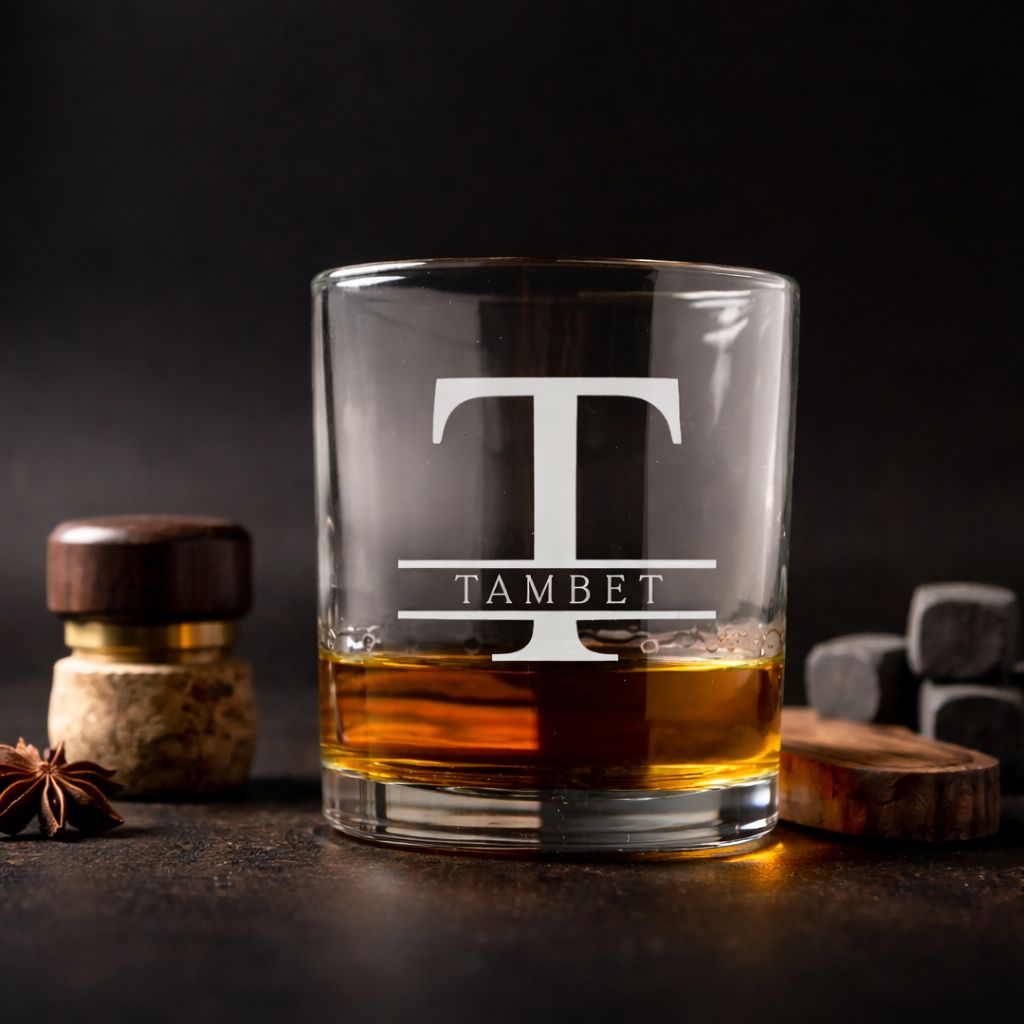 Nimeline viskiklaas tumedal taustal, sobib kingituseks, poissmeestepeole või klaasikollektsiooni.