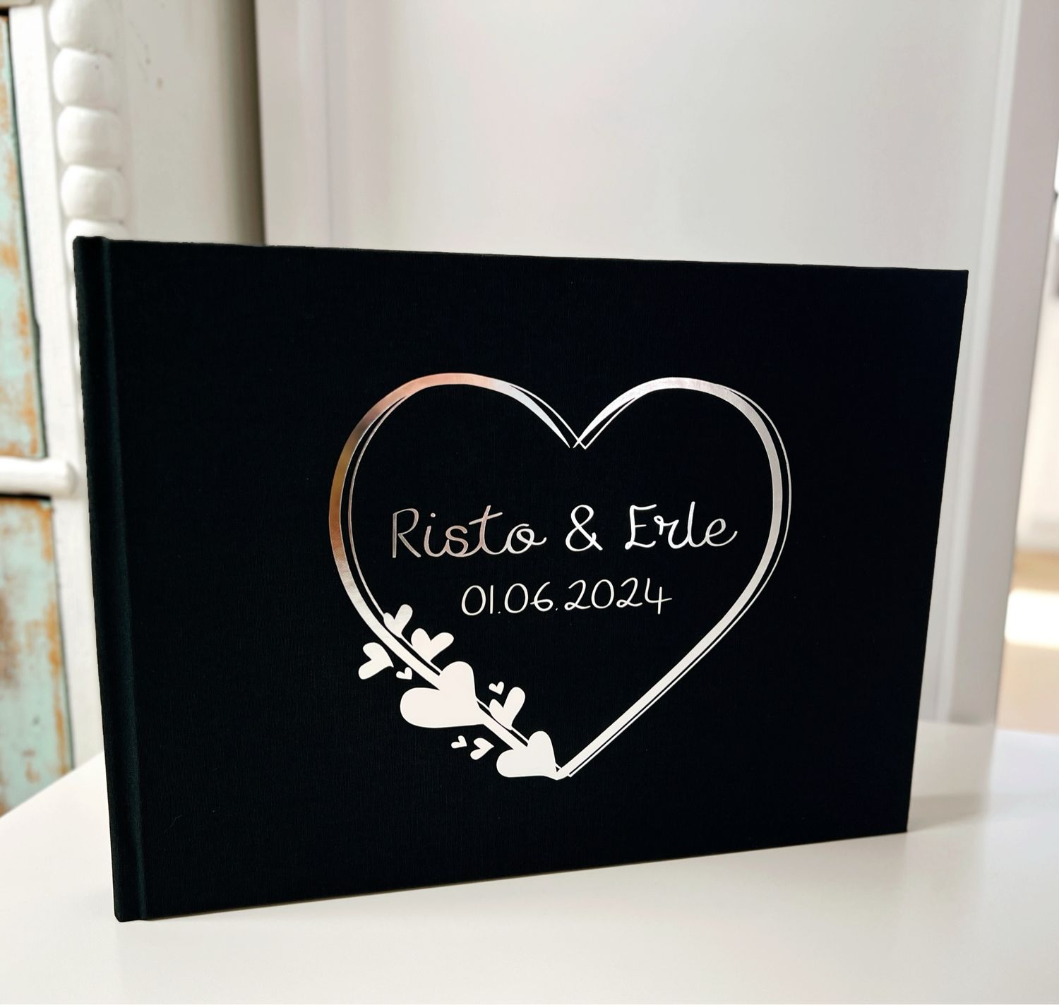 Külalisteraamat „Kumb on…“ musta kaanega pulmadeks