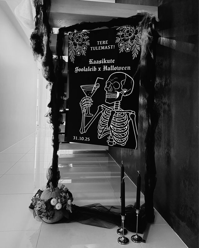 Halloweeni peo tervitussilt mustal pleksiklaasil dekoratsiooniga