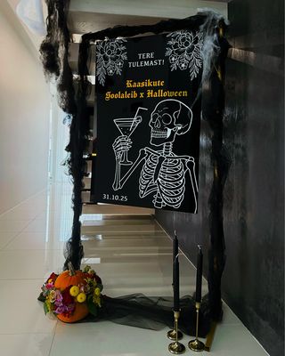 Halloweeni peo personaliseeritud tervitussilt mustal pleksiklaasil