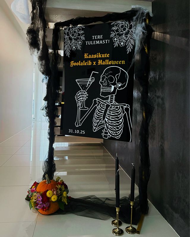 Halloweeni peo personaliseeritud tervitussilt mustal pleksiklaasil