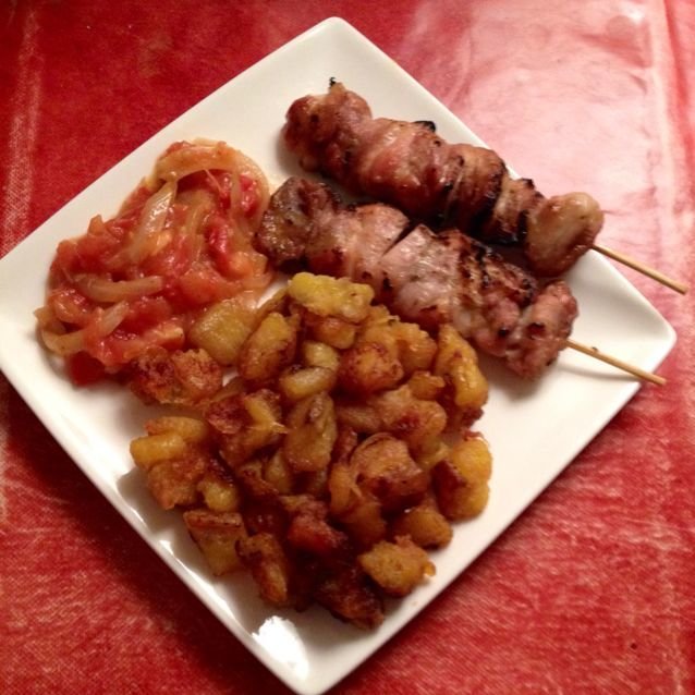 alloco (banane plantain frite)  avec brochette de viande de boeuf